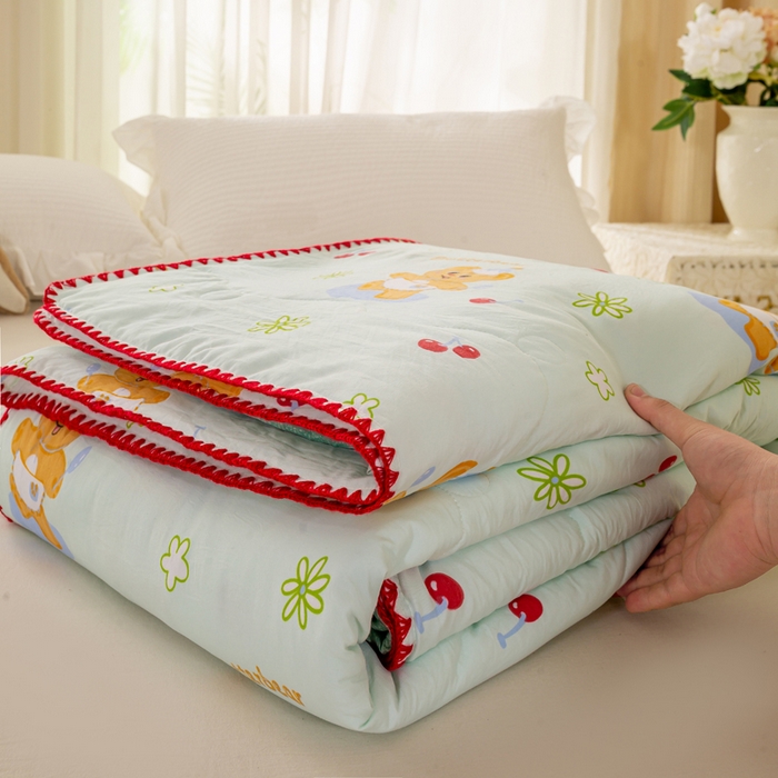 91家纺网 家纺一手货源 找家纺 爱微坊 2026新款A类水洗棉小碎花贝壳边夏被 俏皮熊