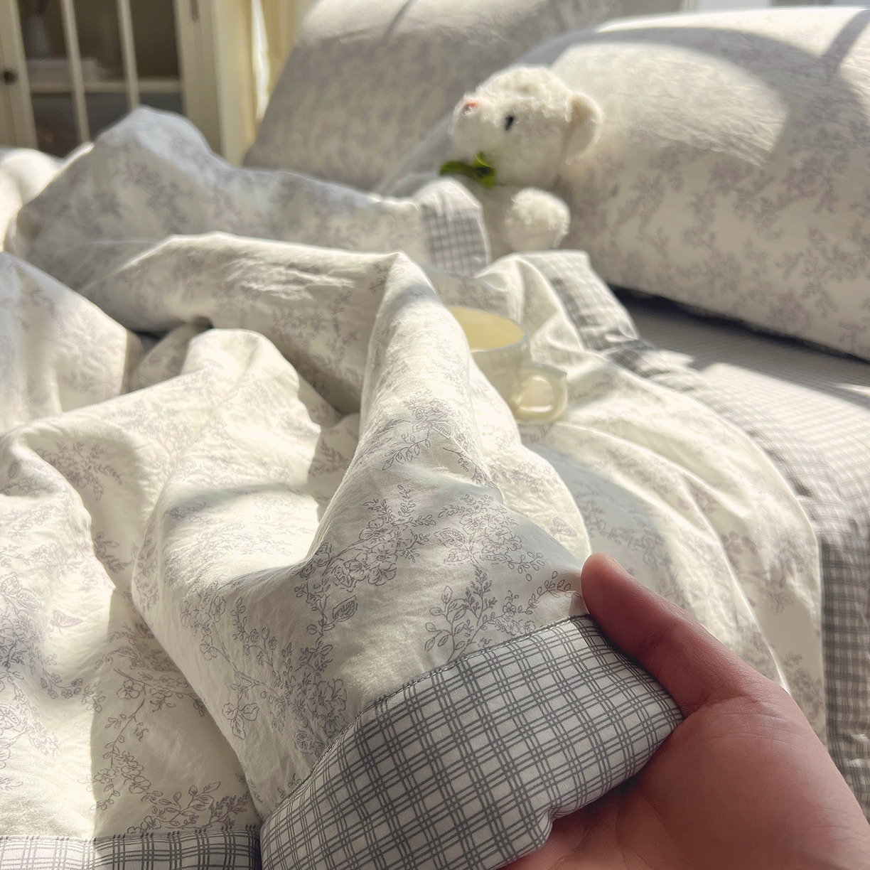 91家纺网 家纺一手货源 找家纺 梵克保罗 2026春夏新款抗菌亲肤棉田园碎花格子单夏被夏被四件套空调被 灰格枝影