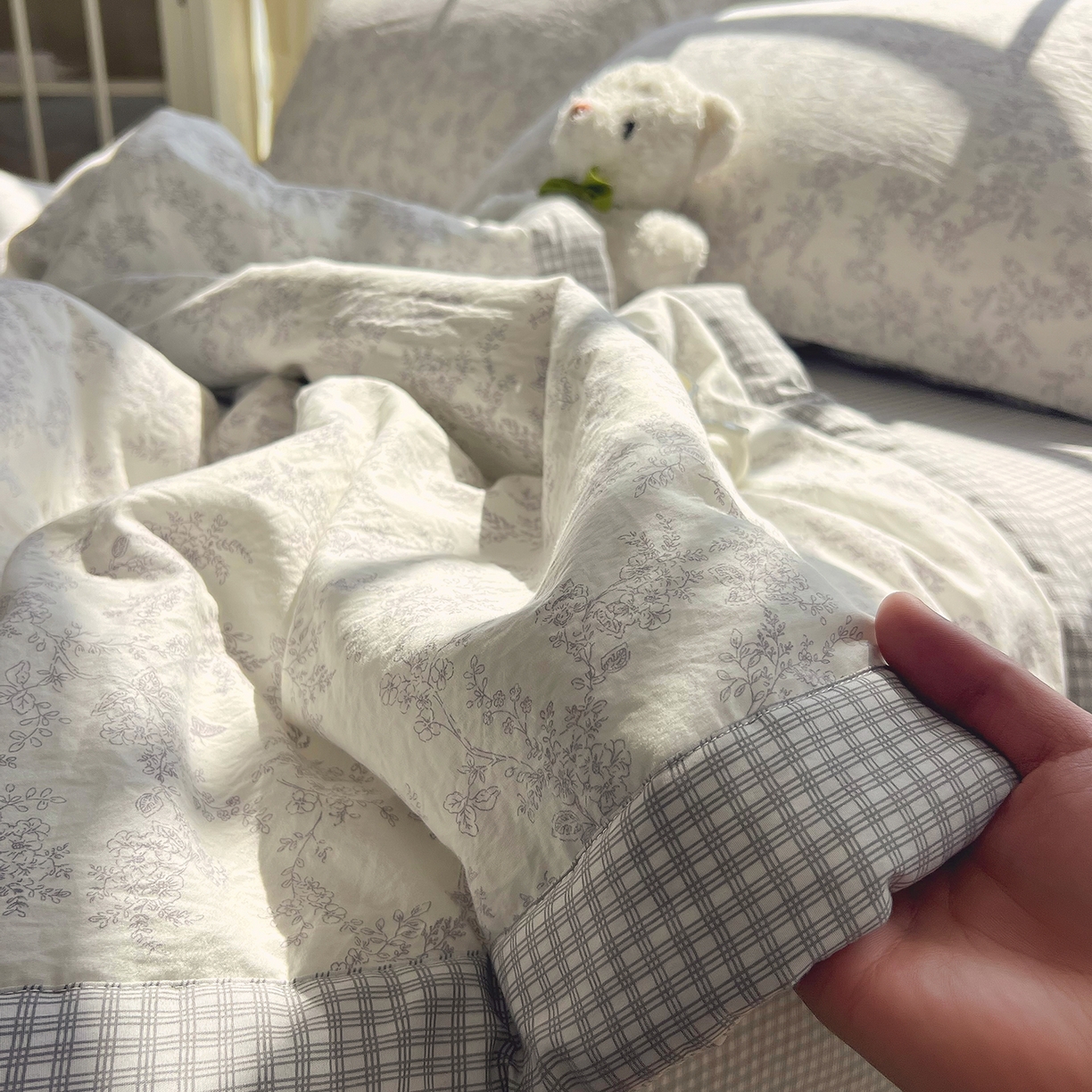 91家纺网 家纺一手货源 找家纺 梵克保罗 2026春夏新款抗菌亲肤棉田园碎花格子单夏被夏被四件套空调被 灰格枝影