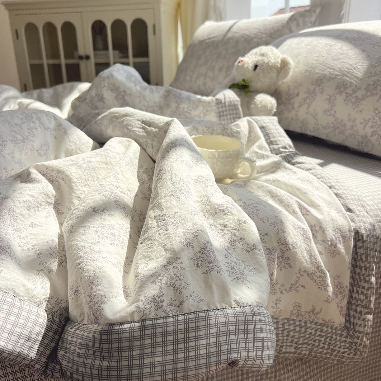 91家纺网 家纺一手货源 找家纺 梵克保罗 2026春夏新款抗菌亲肤棉田园碎花格子单夏被夏被四件套空调被 灰格枝影