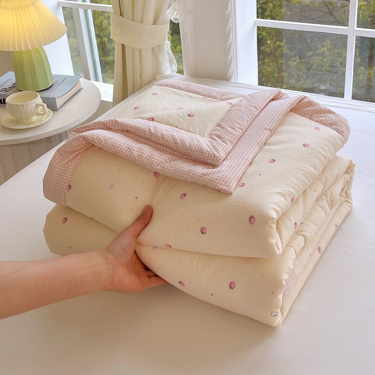91家纺网 家纺一手货源 找家纺 梵克保罗 2026春夏新款抗菌亲肤棉田园碎花格子单夏被夏被四件套空调被 莓果粉格