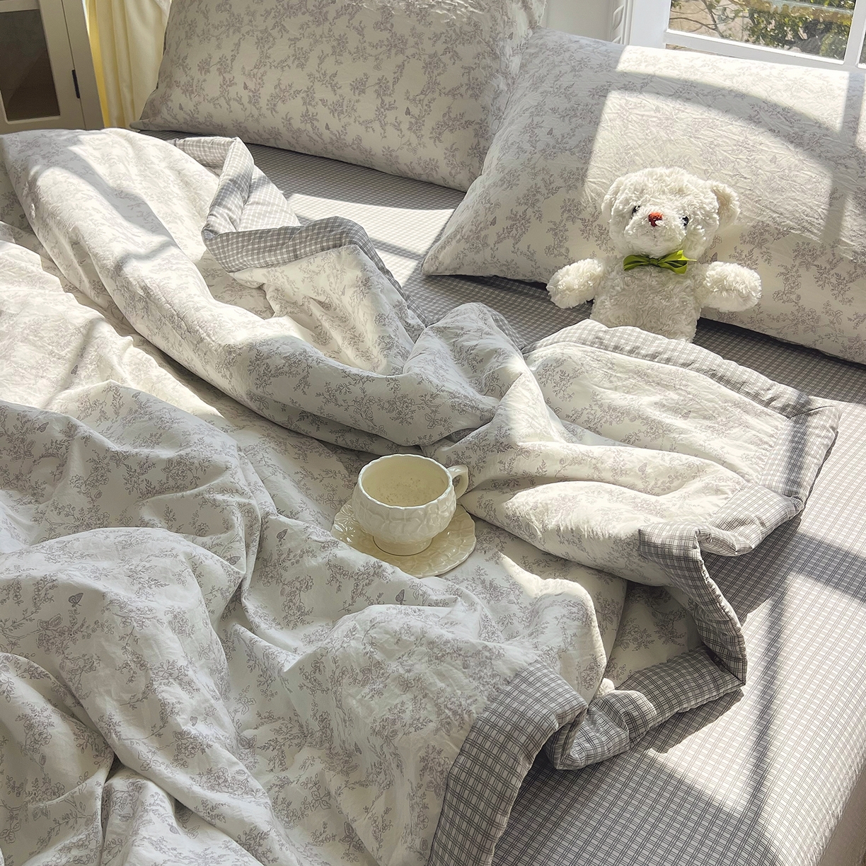 91家纺网 家纺一手货源 找家纺 梵克保罗 2026春夏新款抗菌亲肤棉田园碎花格子单夏被夏被四件套空调被 灰格枝影