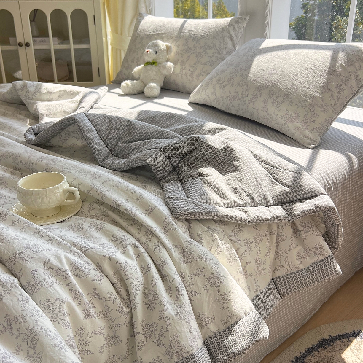 91家纺网 家纺一手货源 找家纺 梵克保罗 2026春夏新款抗菌亲肤棉田园碎花格子单夏被夏被四件套空调被 灰格枝影