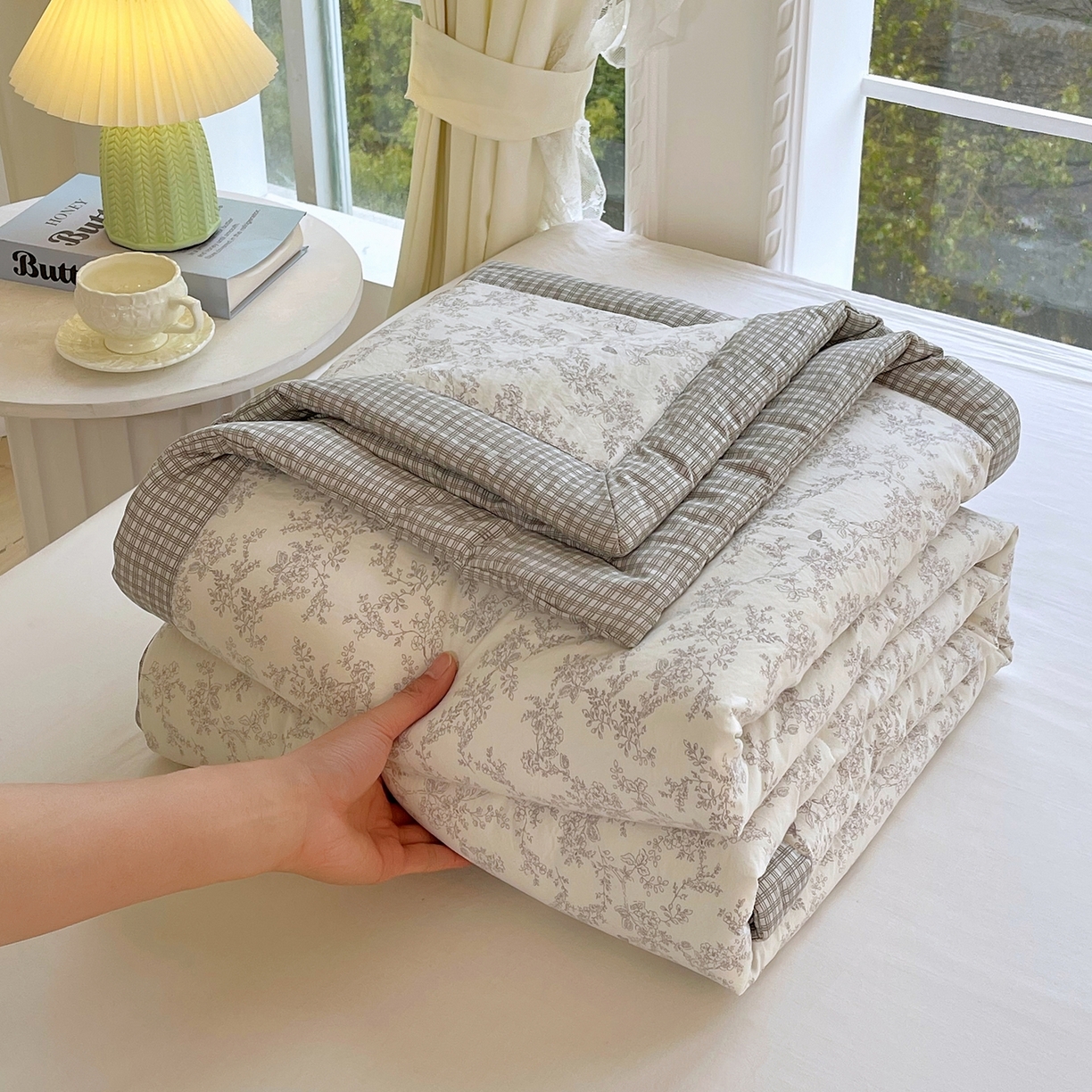 91家纺网 家纺一手货源 找家纺 梵克保罗 2026春夏新款抗菌亲肤棉田园碎花格子单夏被夏被四件套空调被 灰格枝影