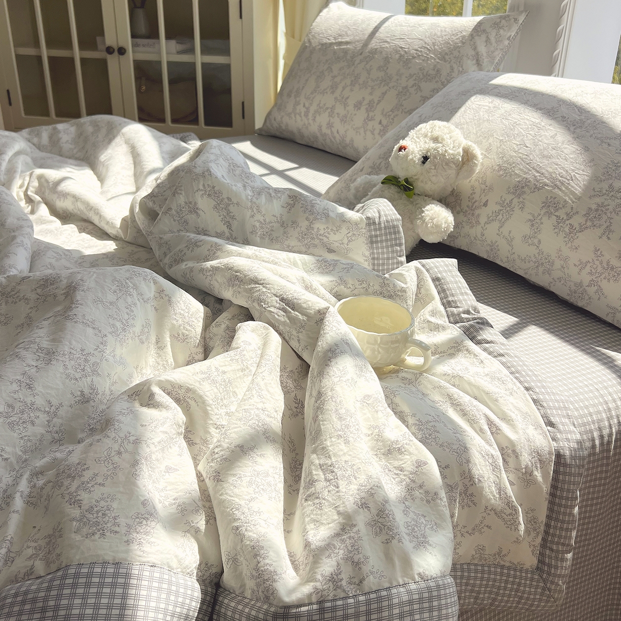 91家纺网 家纺一手货源 找家纺 梵克保罗 2026春夏新款抗菌亲肤棉田园碎花格子单夏被夏被四件套空调被 灰格枝影