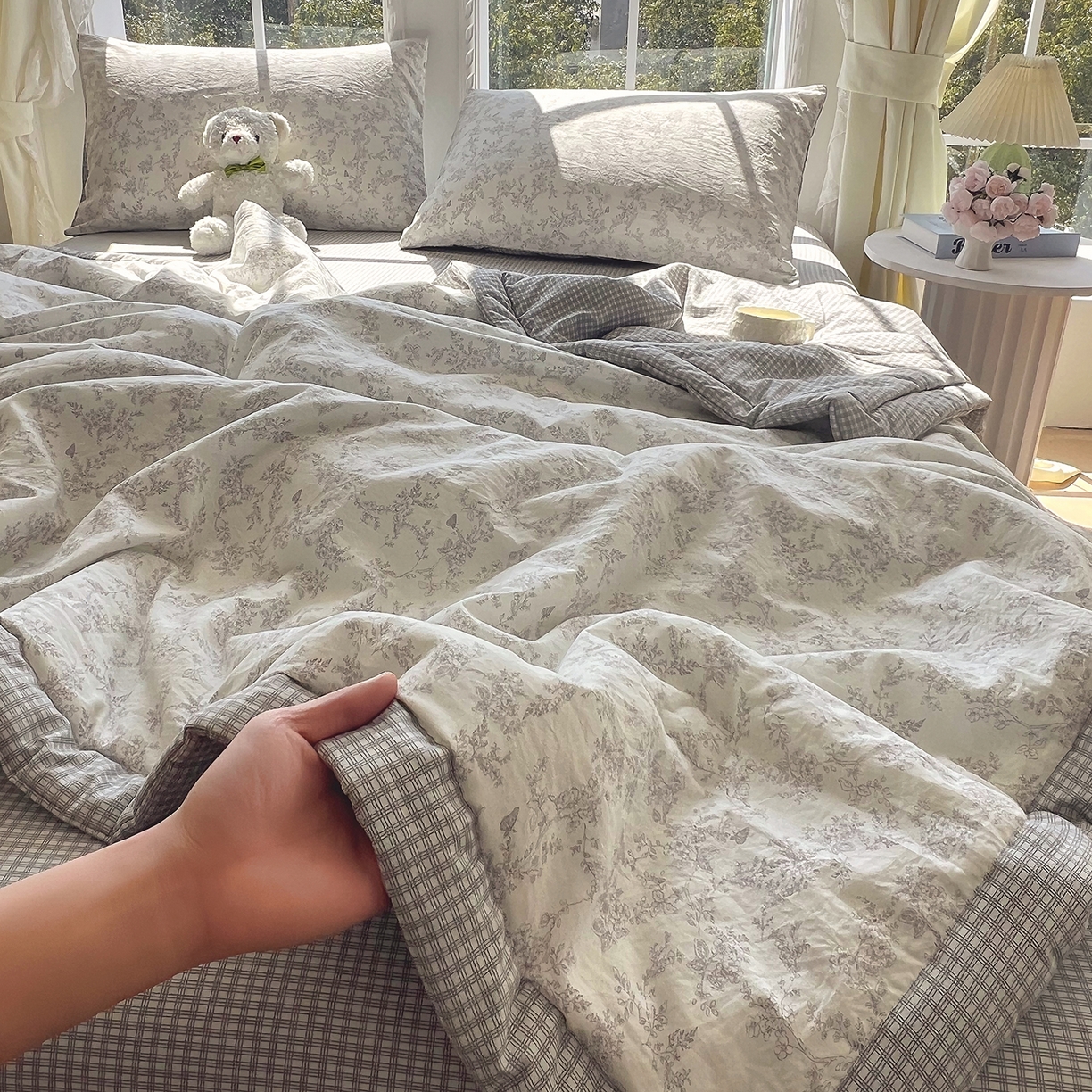 91家纺网 家纺一手货源 找家纺 梵克保罗 2026春夏新款抗菌亲肤棉田园碎花格子单夏被夏被四件套空调被 灰格枝影