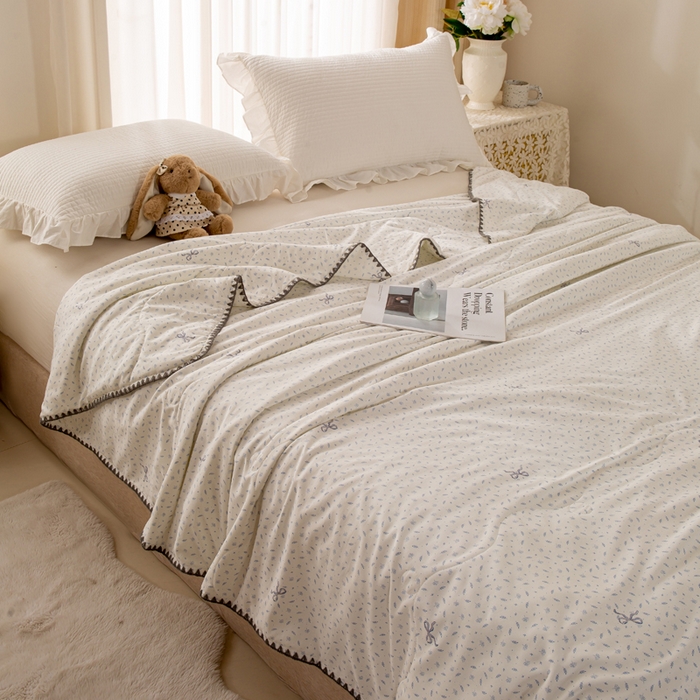 91家纺网 家纺一手货源 找家纺 爱微坊 2026新款A类水洗棉小碎花贝壳边夏被 蝴蝶结