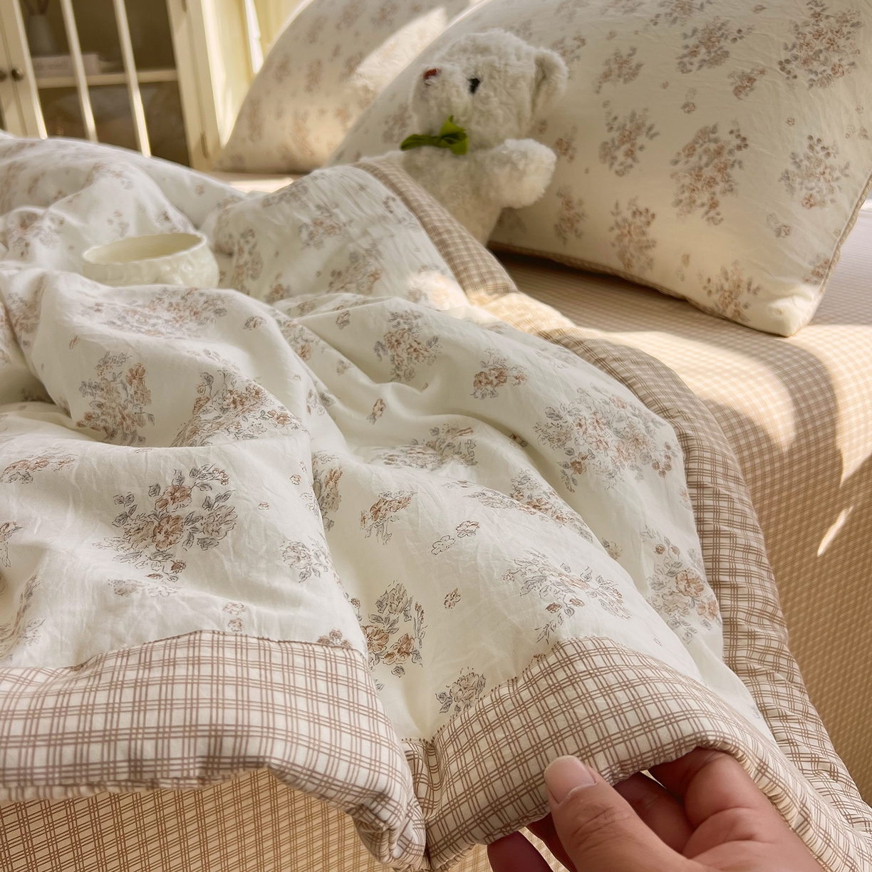 91家纺网 家纺一手货源 找家纺 梵克保罗 2026春夏新款抗菌亲肤棉田园碎花格子单夏被夏被四件套空调被 暖咖田园