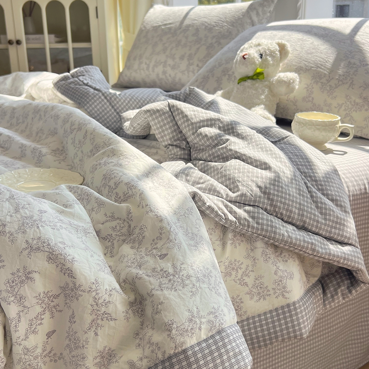 91家纺网 家纺一手货源 找家纺 梵克保罗 2026春夏新款抗菌亲肤棉田园碎花格子单夏被夏被四件套空调被 灰格枝影