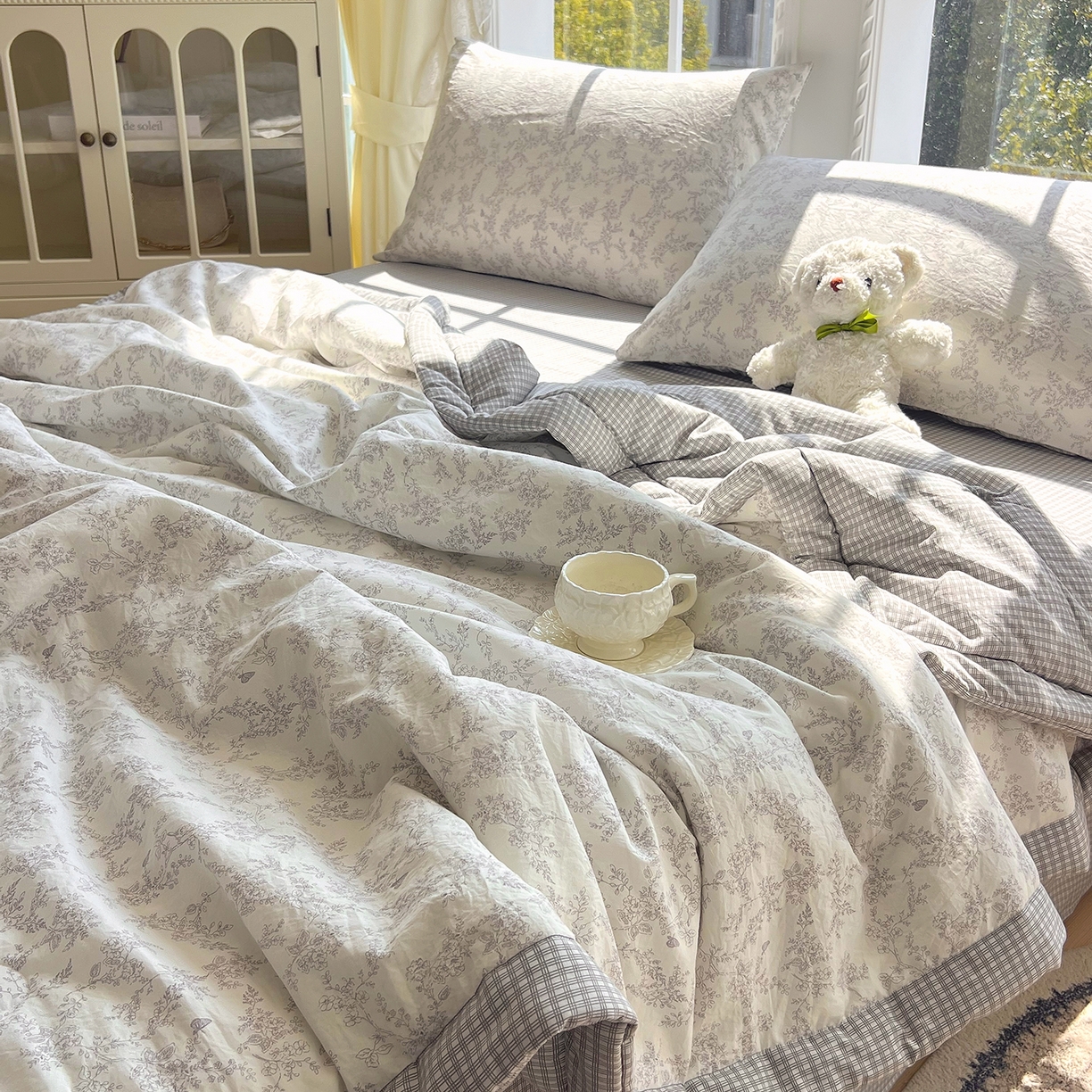 91家纺网 家纺一手货源 找家纺 梵克保罗 2026春夏新款抗菌亲肤棉田园碎花格子单夏被夏被四件套空调被 灰格枝影