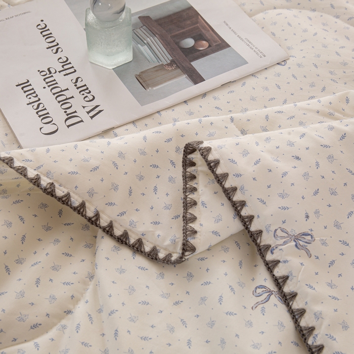 91家纺网 家纺一手货源 找家纺 爱微坊 2026新款A类水洗棉小碎花贝壳边夏被 蝴蝶结