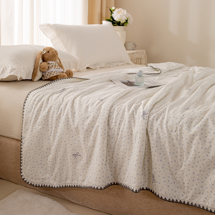 91家纺网 家纺一手货源 找家纺 爱微坊 2026新款A类水洗棉小碎花贝壳边夏被 蝴蝶结