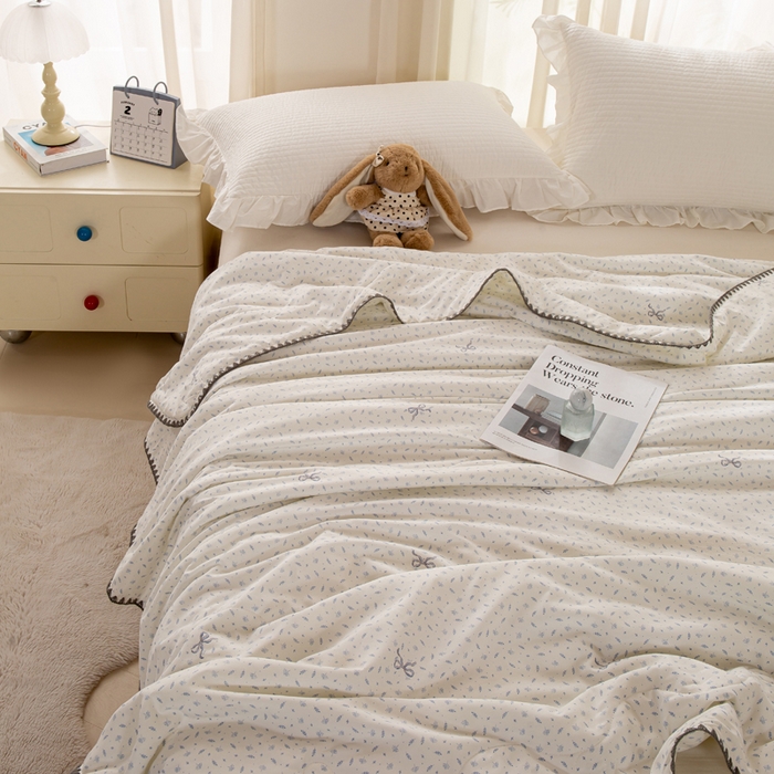 91家纺网 家纺一手货源 找家纺 爱微坊 2026新款A类水洗棉小碎花贝壳边夏被 蝴蝶结