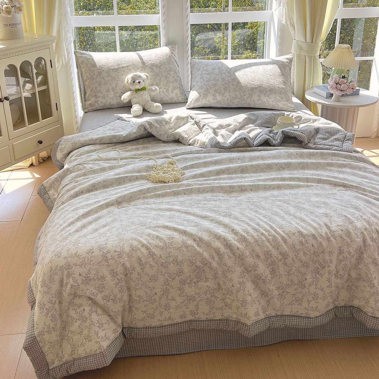 91家纺网 家纺一手货源 找家纺 梵克保罗 2026春夏新款抗菌亲肤棉田园碎花格子单夏被夏被四件套空调被 灰格枝影