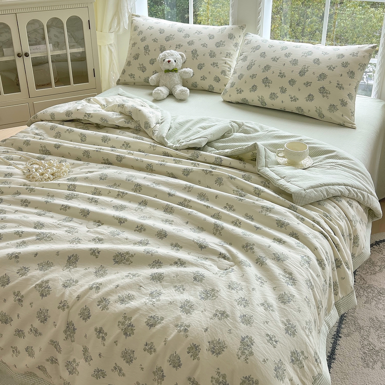 91家纺网 家纺一手货源 找家纺 梵克保罗 2026春夏新款抗菌亲肤棉田园碎花格子单夏被夏被四件套空调被 玫簇紫叶