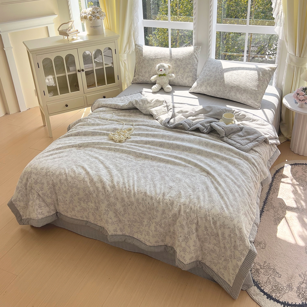 91家纺网 家纺一手货源 找家纺 梵克保罗 2026春夏新款抗菌亲肤棉田园碎花格子单夏被夏被四件套空调被 灰格枝影