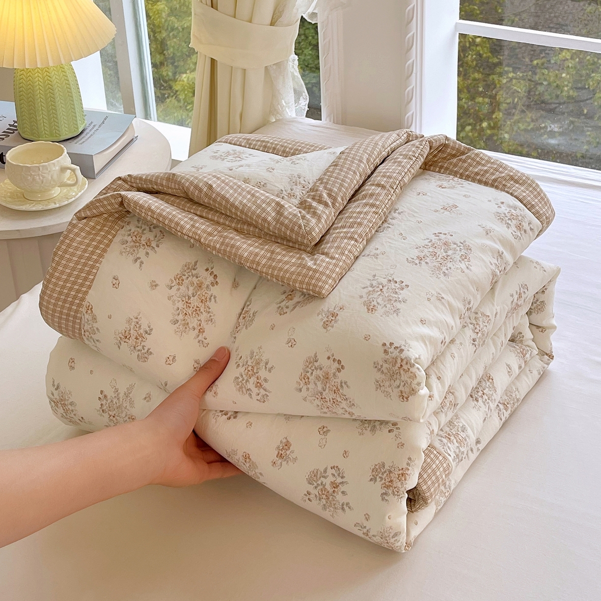 91家纺网 家纺一手货源 找家纺 梵克保罗 2026春夏新款抗菌亲肤棉田园碎花格子单夏被夏被四件套空调被 暖咖田园