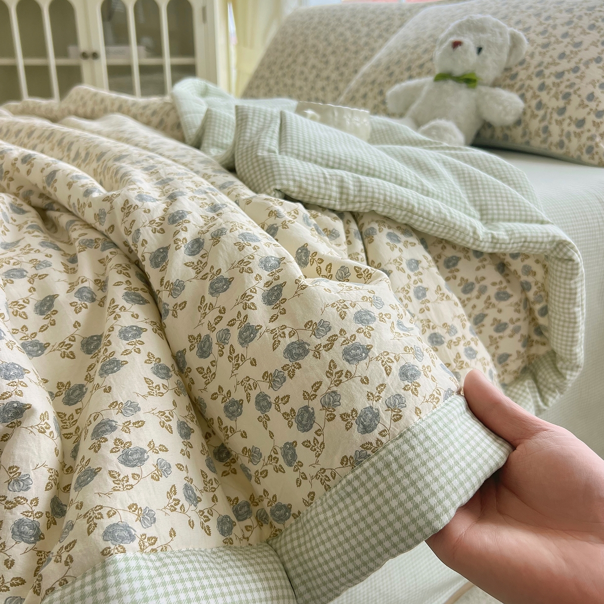 91家纺网 家纺一手货源 找家纺 梵克保罗 2026春夏新款抗菌亲肤棉田园碎花格子单夏被夏被四件套空调被 青格烟蕊