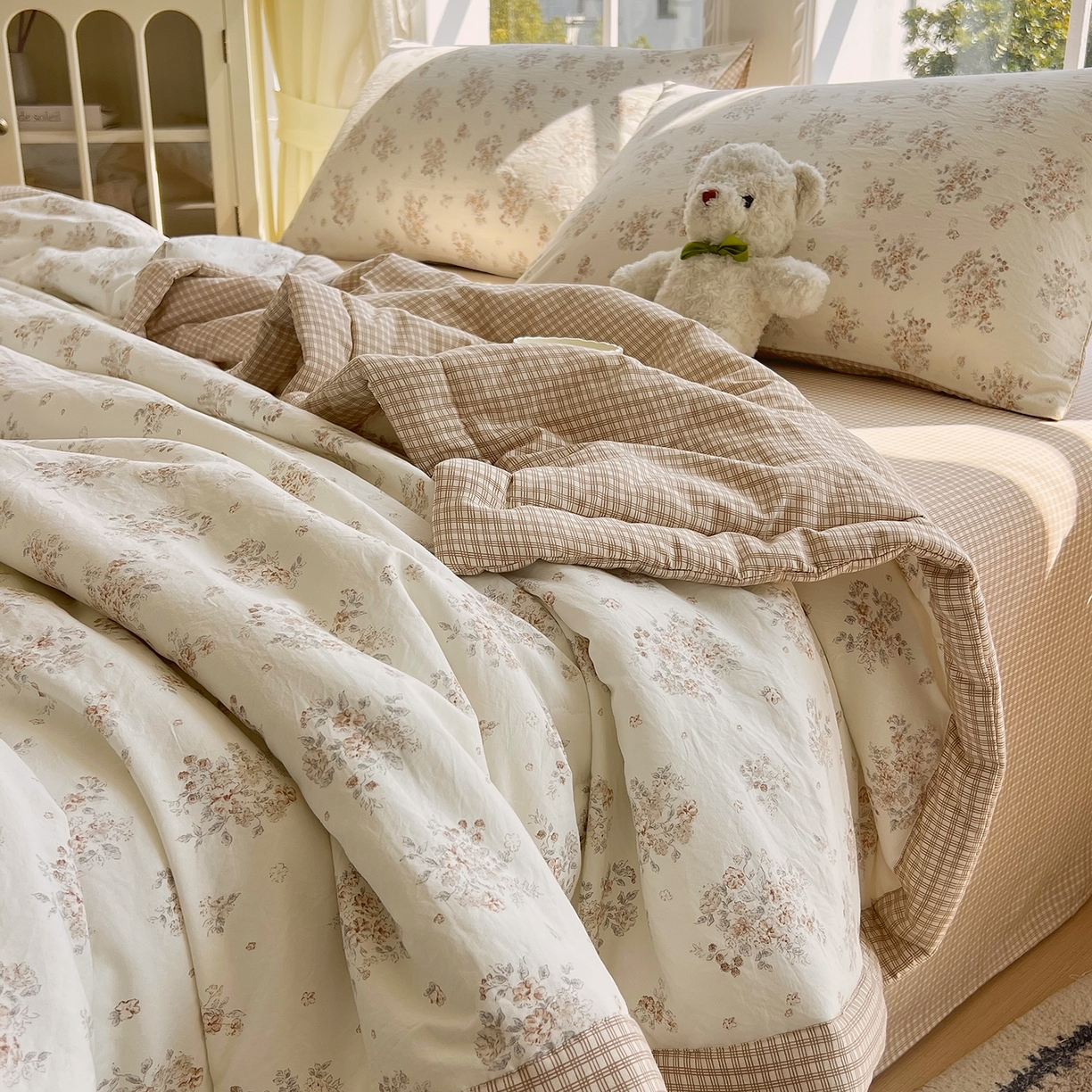 91家纺网 家纺一手货源 找家纺 梵克保罗 2026春夏新款抗菌亲肤棉田园碎花格子单夏被夏被四件套空调被 暖咖田园