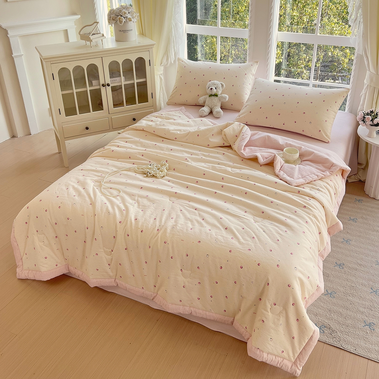 91家纺网 家纺一手货源 找家纺 梵克保罗 2026春夏新款抗菌亲肤棉田园碎花格子单夏被夏被四件套空调被 莓果粉格