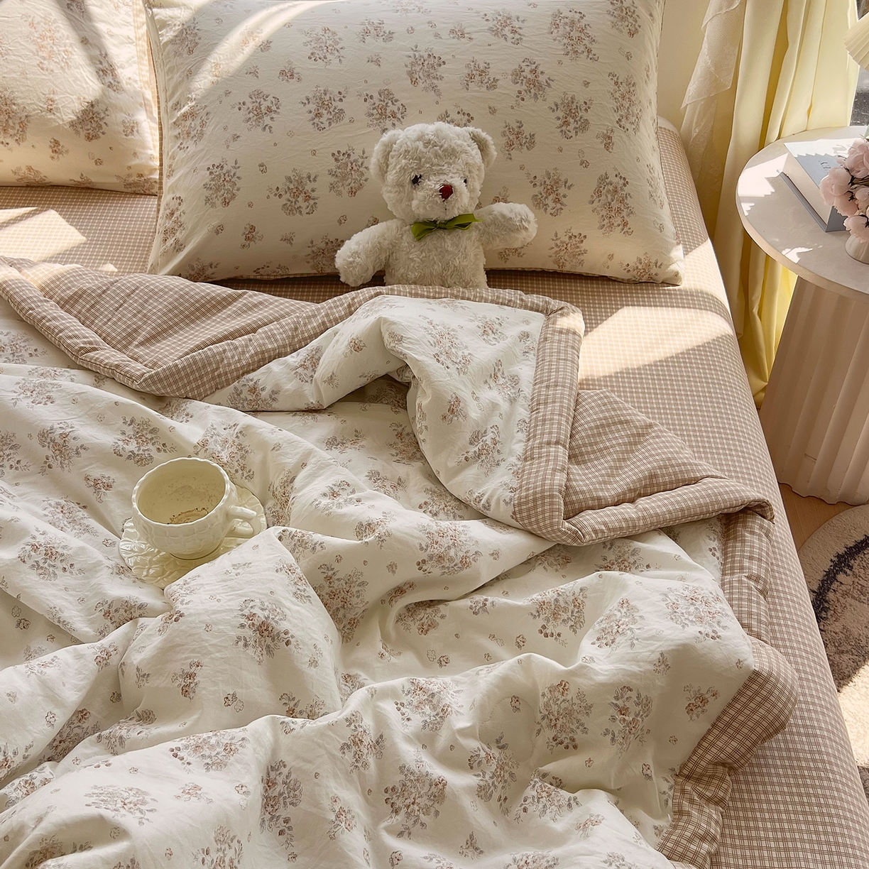 91家纺网 家纺一手货源 找家纺 梵克保罗 2026春夏新款抗菌亲肤棉田园碎花格子单夏被夏被四件套空调被 暖咖田园