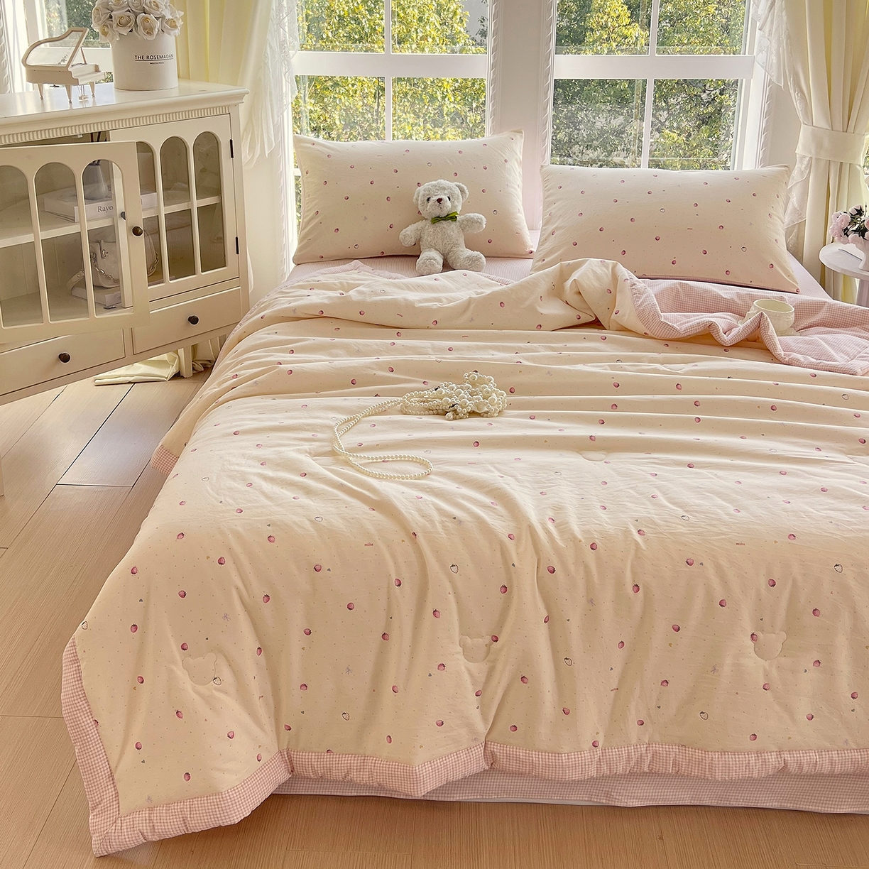 91家纺网 家纺一手货源 找家纺 梵克保罗 2026春夏新款抗菌亲肤棉田园碎花格子单夏被夏被四件套空调被 莓果粉格