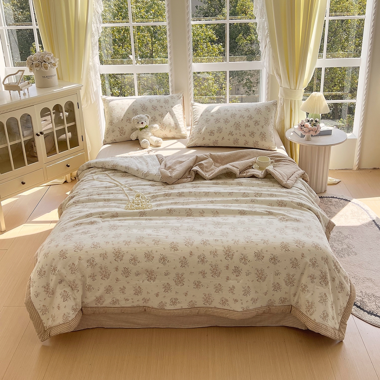 91家纺网 家纺一手货源 找家纺 梵克保罗 2026春夏新款抗菌亲肤棉田园碎花格子单夏被夏被四件套空调被 暖咖田园