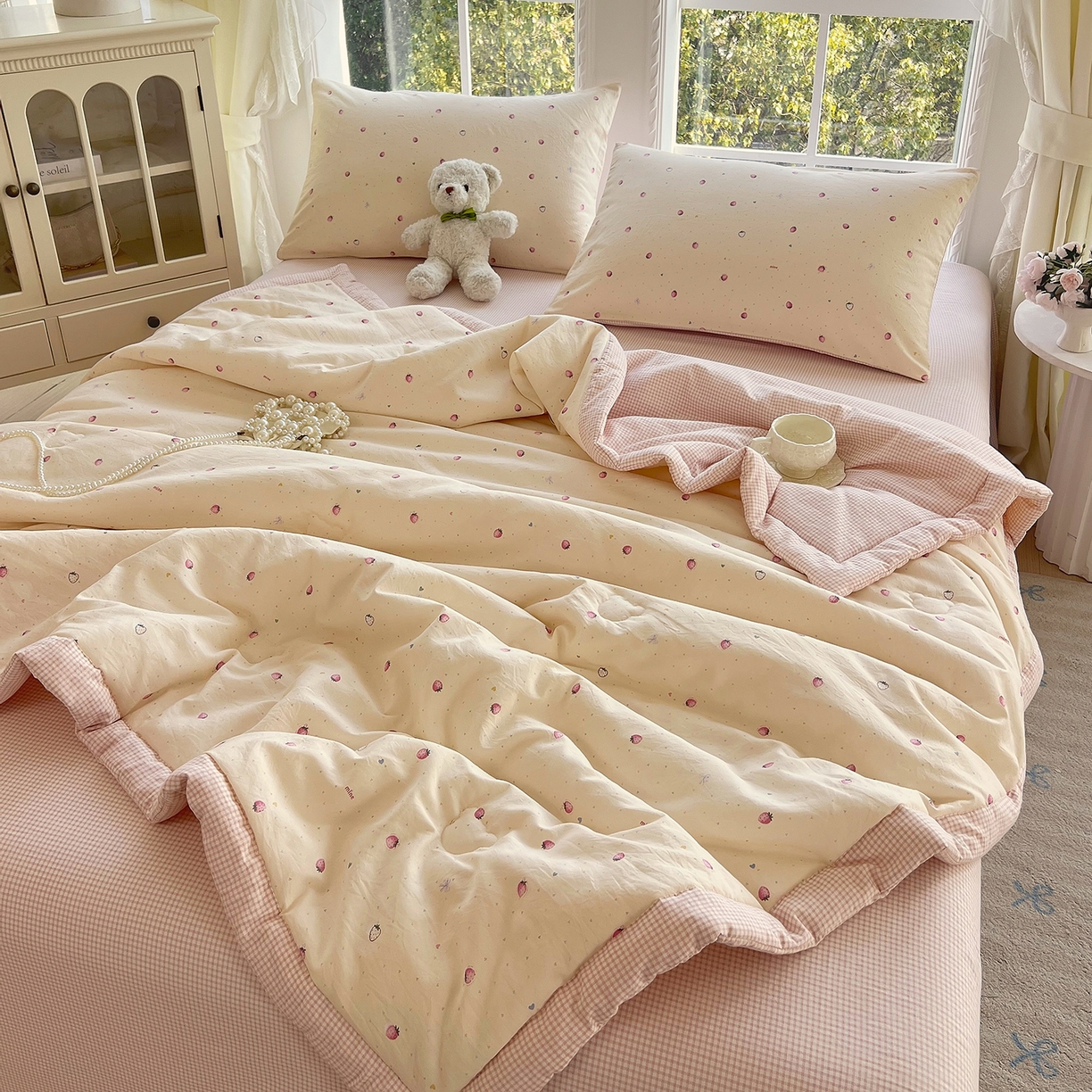 91家纺网 家纺一手货源 找家纺 梵克保罗 2026春夏新款抗菌亲肤棉田园碎花格子单夏被夏被四件套空调被 莓果粉格