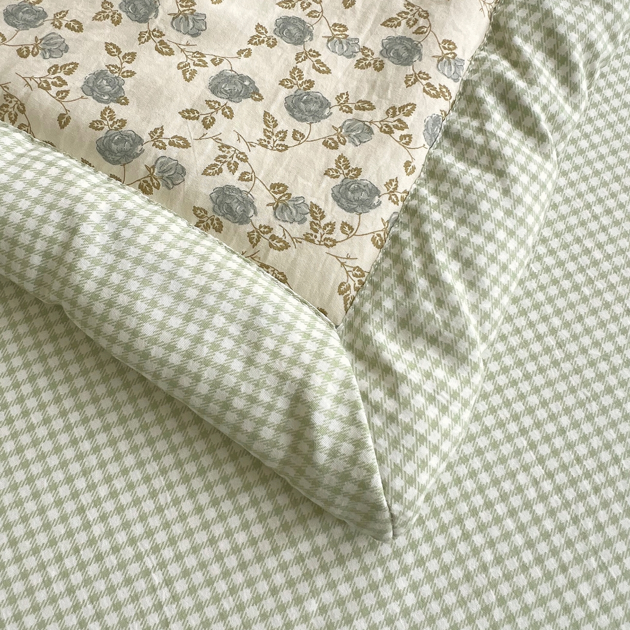 91家纺网 家纺一手货源 找家纺 梵克保罗 2026春夏新款抗菌亲肤棉田园碎花格子单夏被夏被四件套空调被 青格烟蕊