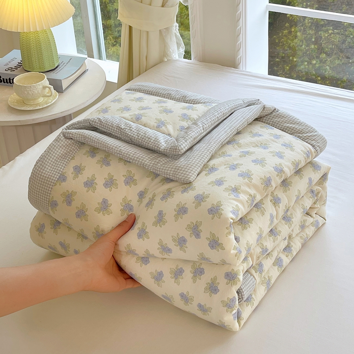 91家纺网 家纺一手货源 找家纺 梵克保罗 2026春夏新款抗菌亲肤棉田园碎花格子单夏被夏被四件套空调被 兰黛雾语