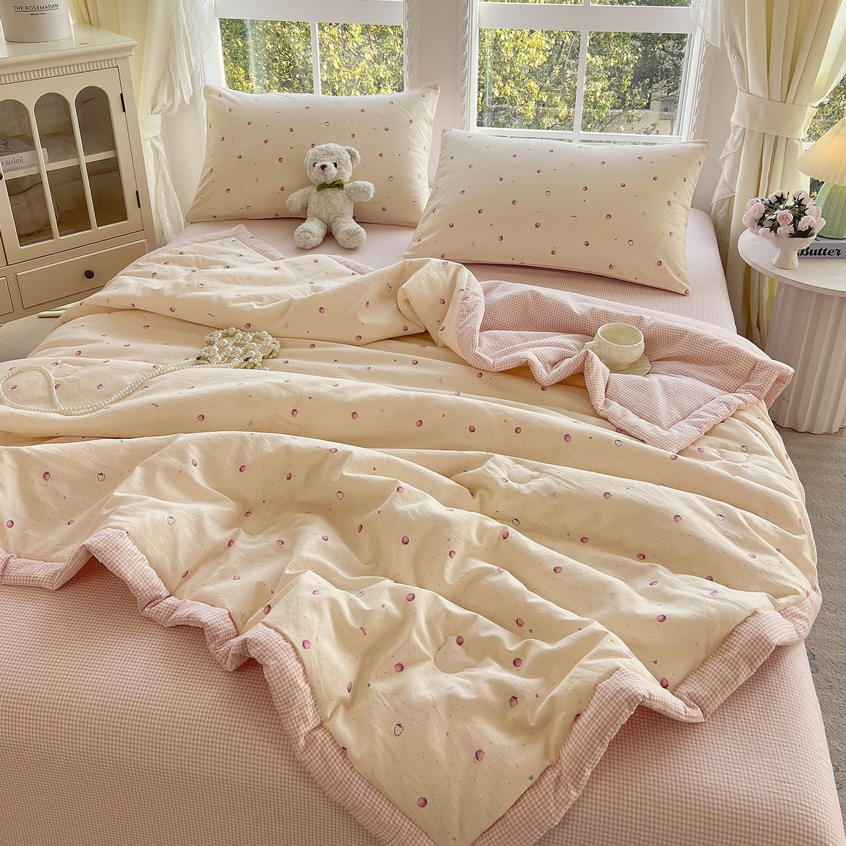 91家纺网 家纺一手货源 找家纺 梵克保罗 2026春夏新款抗菌亲肤棉田园碎花格子单夏被夏被四件套空调被 莓果粉格