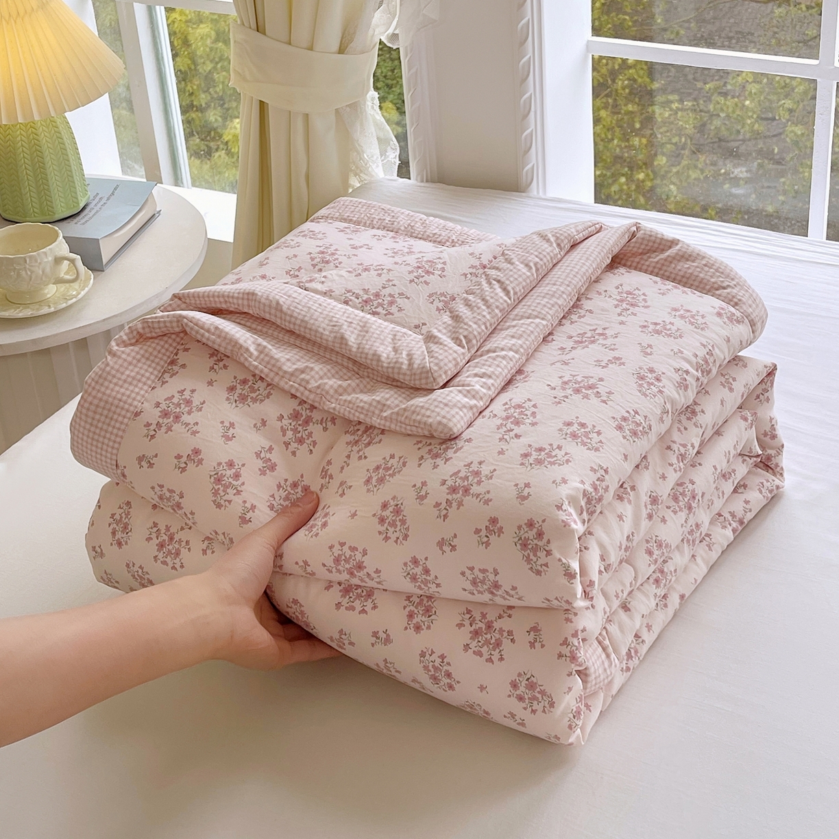 91家纺网 家纺一手货源 找家纺 梵克保罗 2026春夏新款抗菌亲肤棉田园碎花格子单夏被夏被四件套空调被 粉格花漾