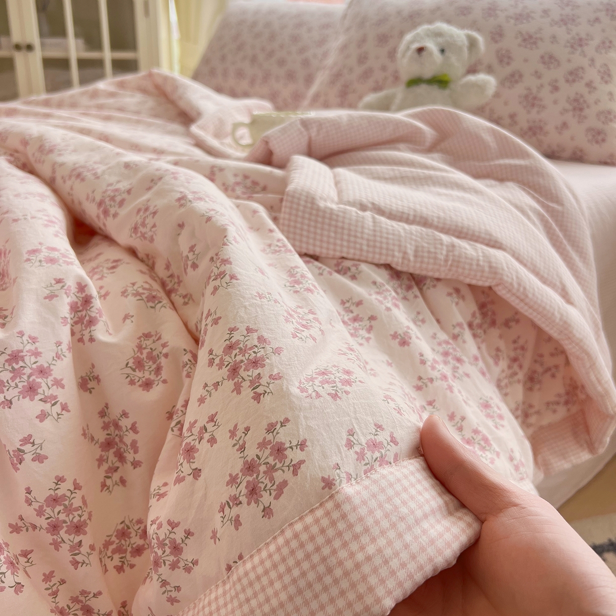 91家纺网 家纺一手货源 找家纺 梵克保罗 2026春夏新款抗菌亲肤棉田园碎花格子单夏被夏被四件套空调被 粉格花漾