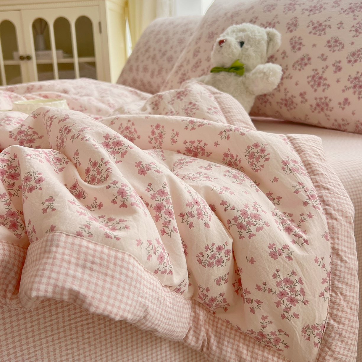 91家纺网 家纺一手货源 找家纺 梵克保罗 2026春夏新款抗菌亲肤棉田园碎花格子单夏被夏被四件套空调被 粉格花漾