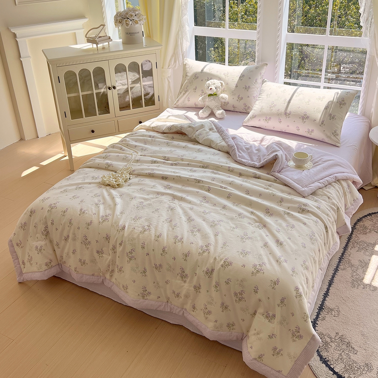 91家纺网 家纺一手货源 找家纺 梵克保罗 2026春夏新款抗菌亲肤棉田园碎花格子单夏被夏被四件套空调被 紫萝花藤