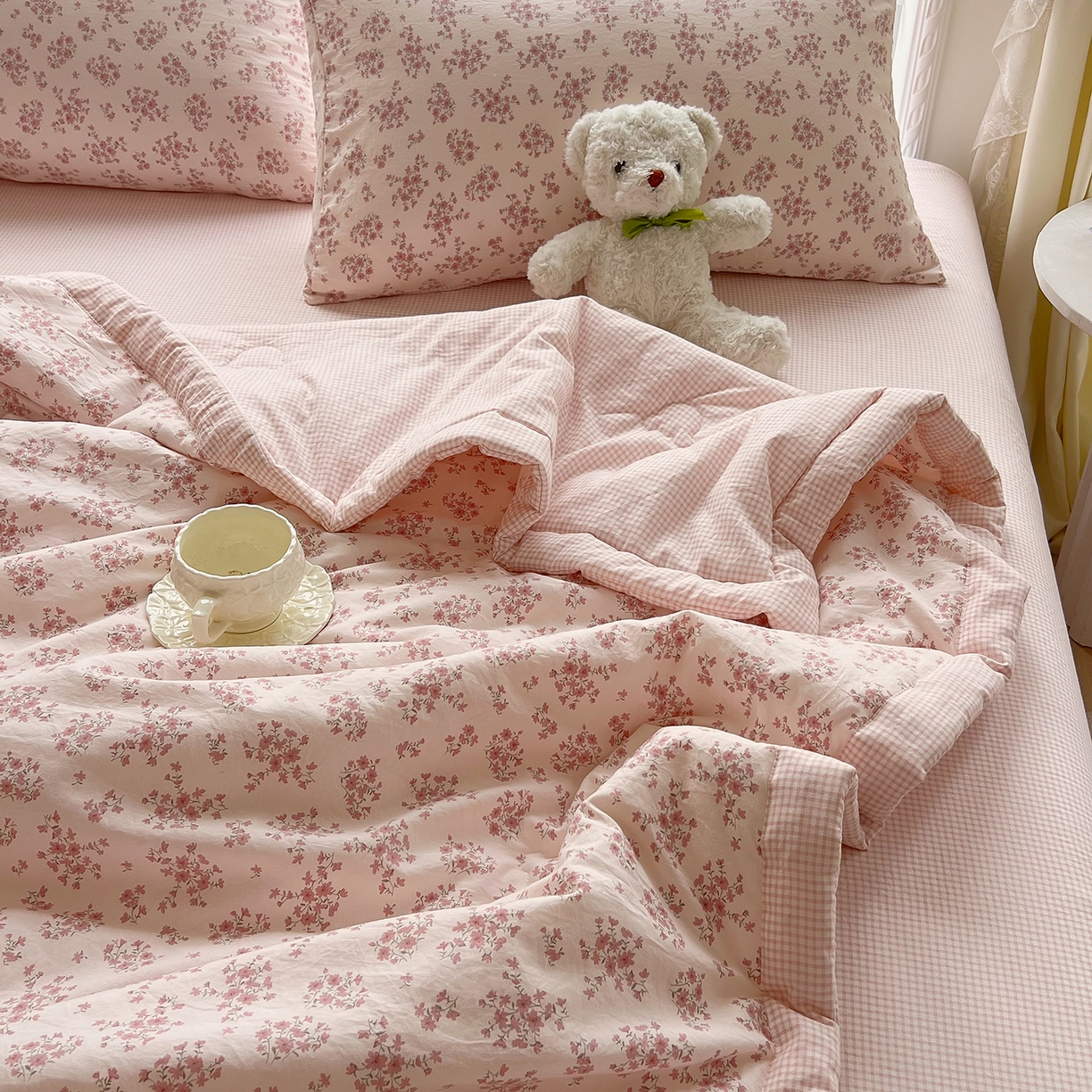 91家纺网 家纺一手货源 找家纺 梵克保罗 2026春夏新款抗菌亲肤棉田园碎花格子单夏被夏被四件套空调被 粉格花漾