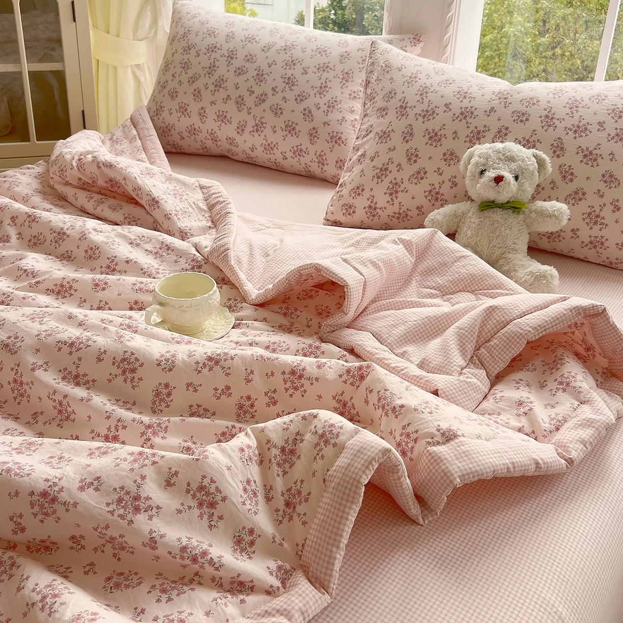 91家纺网 家纺一手货源 找家纺 梵克保罗 2026春夏新款抗菌亲肤棉田园碎花格子单夏被夏被四件套空调被 粉格花漾