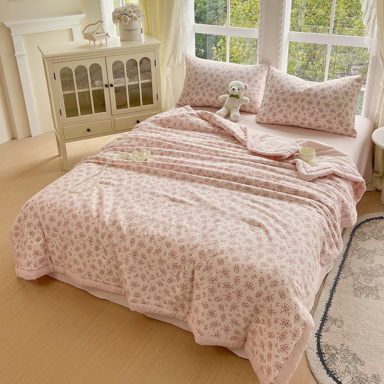 91家纺网 家纺一手货源 找家纺 梵克保罗 2026春夏新款抗菌亲肤棉田园碎花格子单夏被夏被四件套空调被 粉格花漾