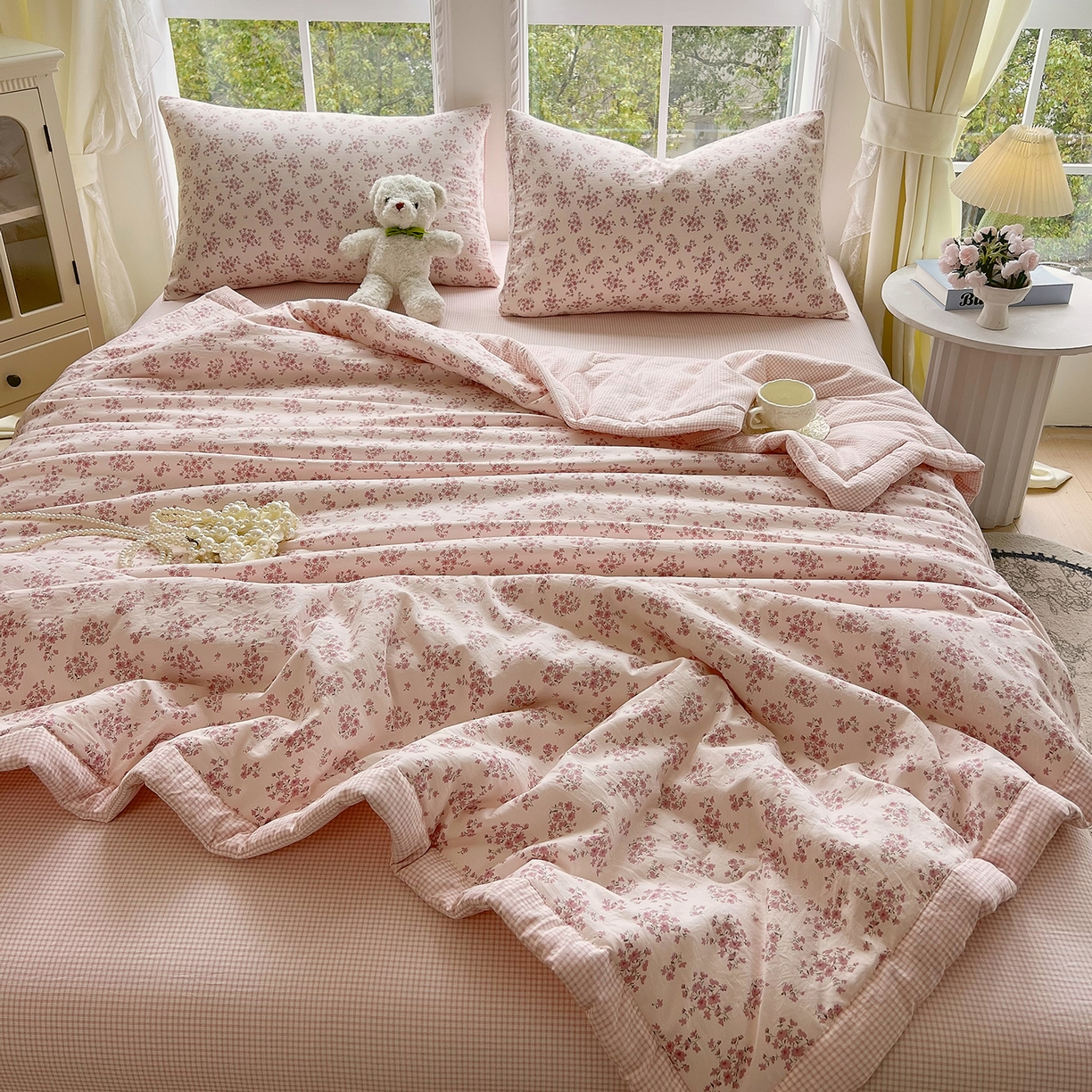 91家纺网 家纺一手货源 找家纺 梵克保罗 2026春夏新款抗菌亲肤棉田园碎花格子单夏被夏被四件套空调被 粉格花漾