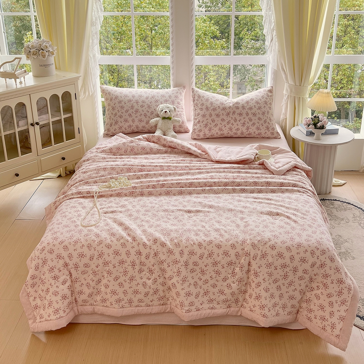 91家纺网 家纺一手货源 找家纺 梵克保罗 2026春夏新款抗菌亲肤棉田园碎花格子单夏被夏被四件套空调被 粉格花漾