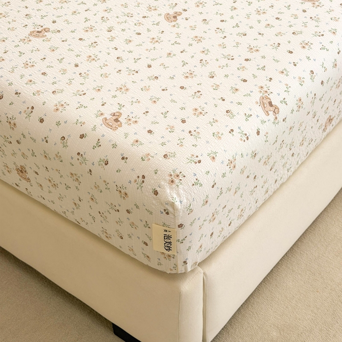 91家纺网 家纺一手货源 找家纺 几禾 2026新款高克重泡芙纱~印花款（单床笠）浅糯系列-110g CL浅糯-木马小花团