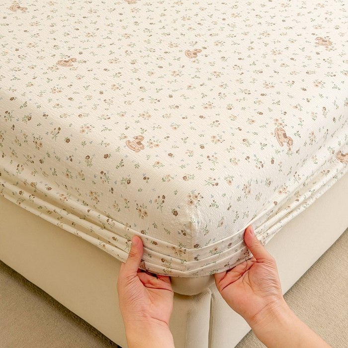 91家纺网 家纺一手货源 找家纺 几禾 2026新款高克重泡芙纱~印花款（单床笠）浅糯系列-110g CL浅糯-木马小花团