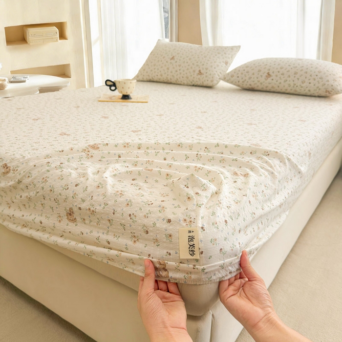 91家纺网 家纺一手货源 找家纺 几禾 2026新款高克重泡芙纱~印花款（单床笠）浅糯系列-110g CL浅糯-木马小花团