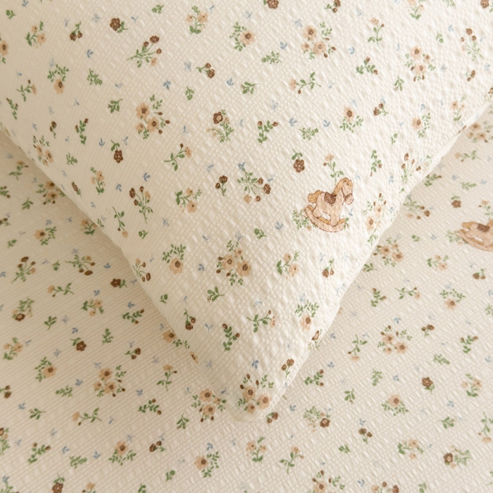 91家纺网 家纺一手货源 找家纺 几禾 2026新款高克重泡芙纱~印花款（单床笠）浅糯系列-110g CL浅糯-木马小花团