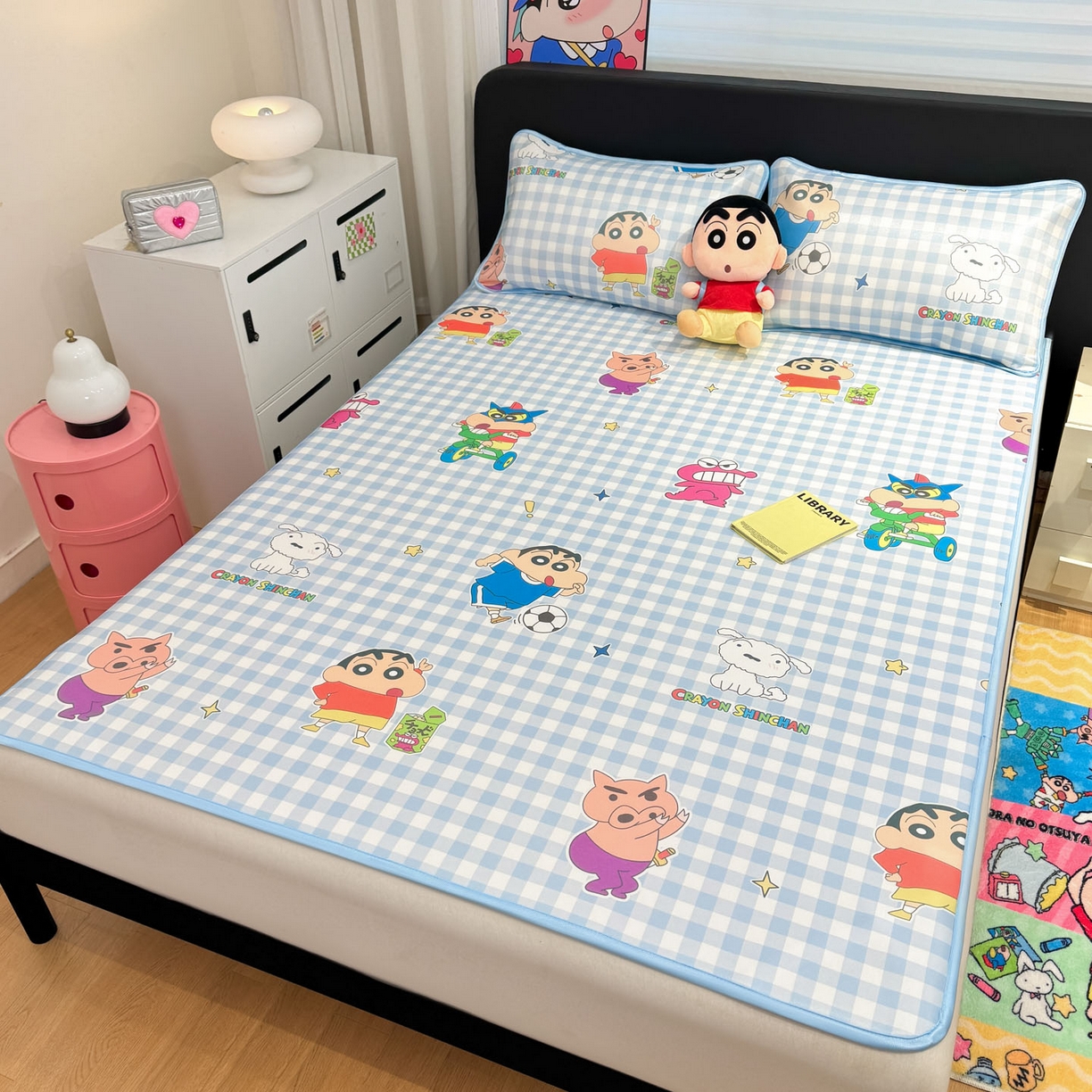 91家纺网 家纺一手货源 找家纺 博雅 2026新款蜡笔小新正版授权小冰皮小版印花凉席-平铺款 小版-蓝格蜡笔小新