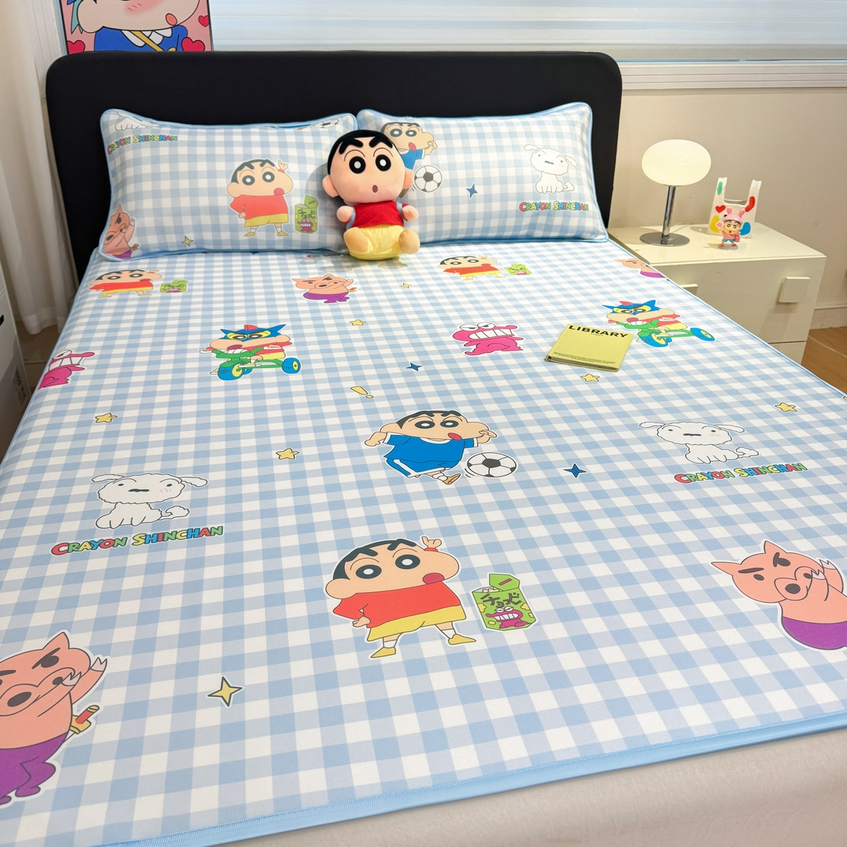 91家纺网 家纺一手货源 找家纺 博雅 2026新款蜡笔小新正版授权小冰皮小版印花凉席-平铺款 小版-蓝格蜡笔小新