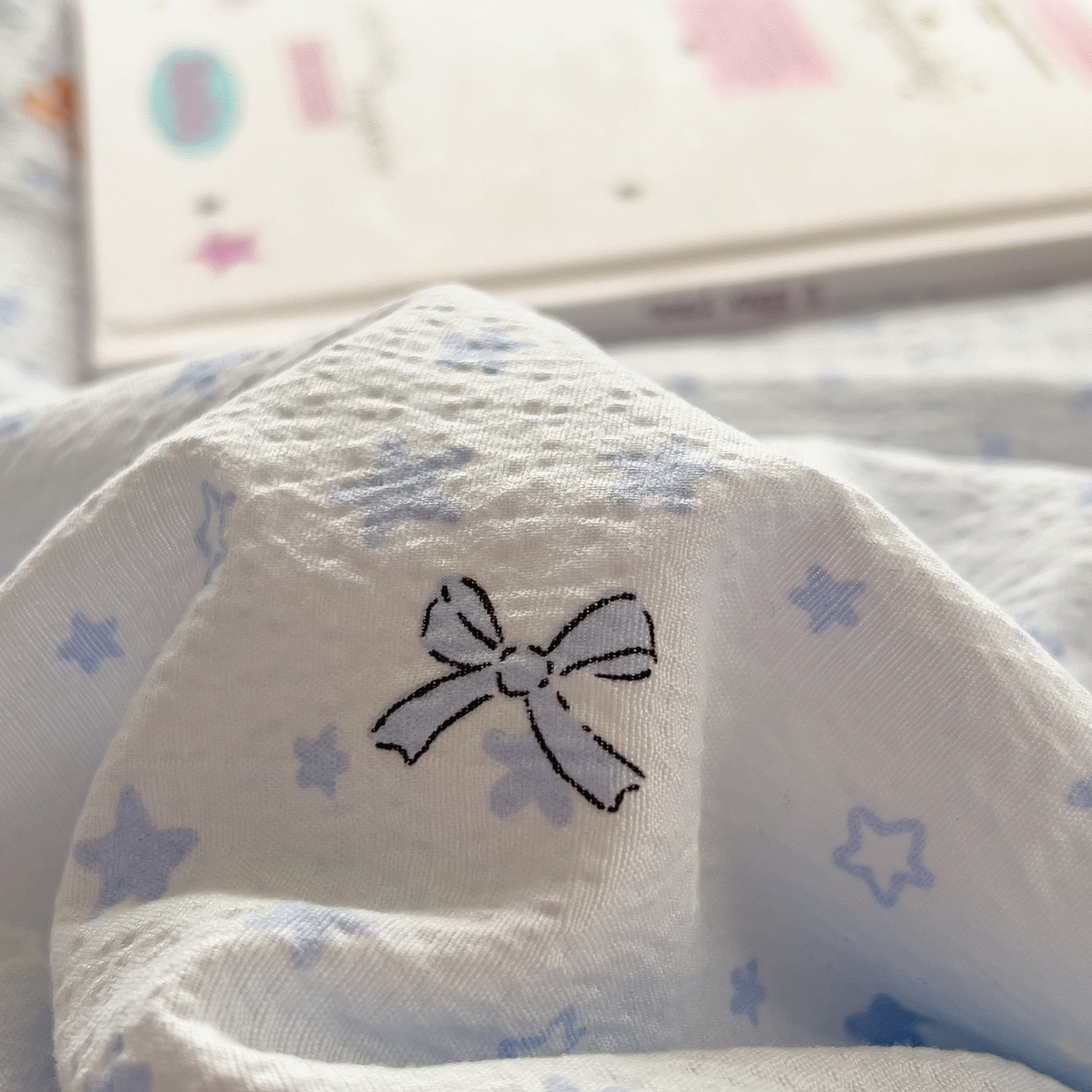 91家纺网 家纺一手货源 找家纺 梵克保罗 2026春夏新款10A抗菌毛球花边皱皱纱夏被单夏被空调被夏被四件套 蓝星狗