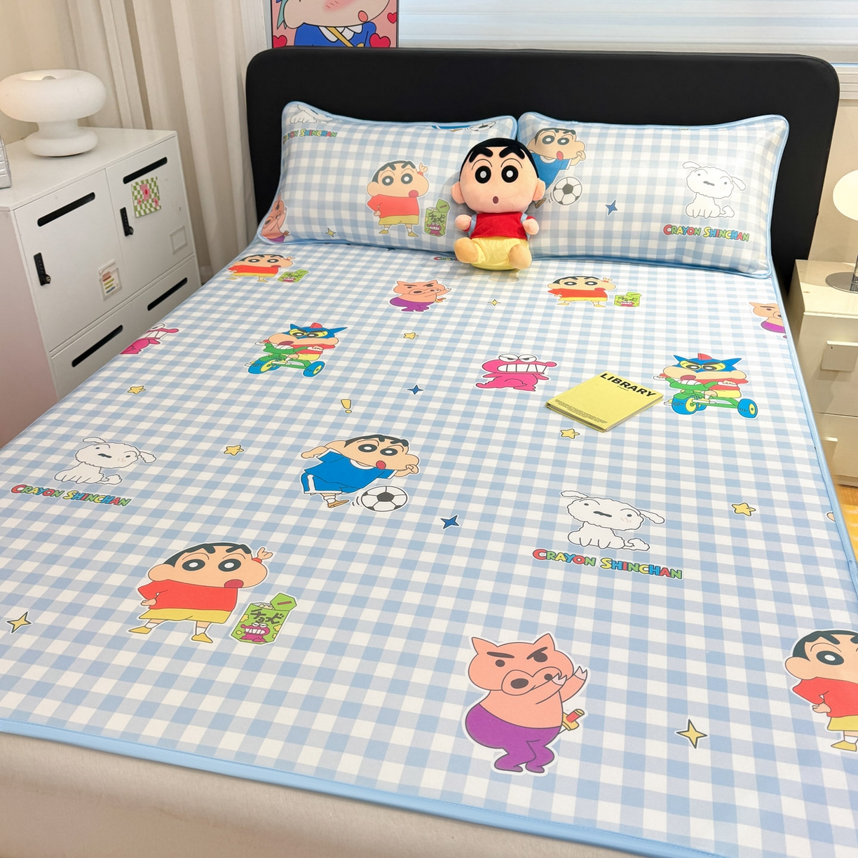 91家纺网 家纺一手货源 找家纺 博雅 2026新款蜡笔小新正版授权小冰皮小版印花凉席-平铺款 小版-蓝格蜡笔小新