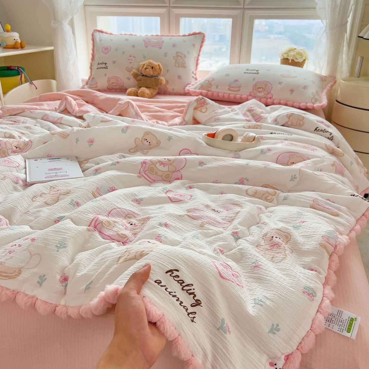 91家纺网 家纺一手货源 找家纺 梵克保罗 2026春夏新款10A抗菌毛球花边皱皱纱夏被单夏被空调被夏被四件套 花乡小熊