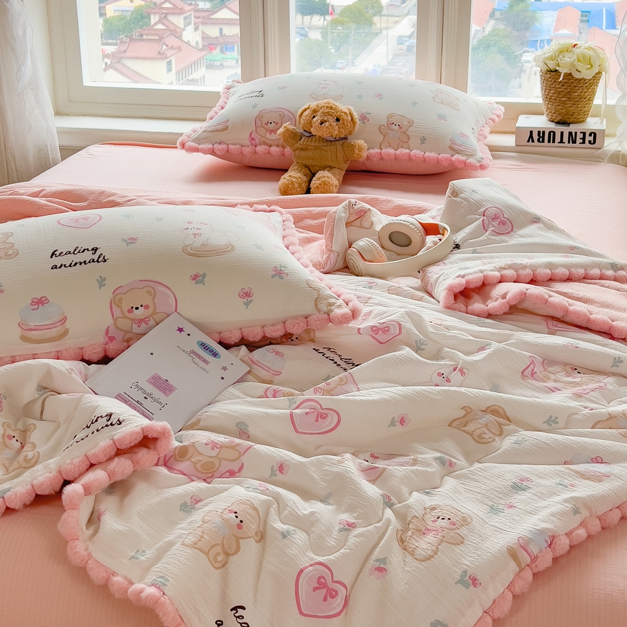 91家纺网 家纺一手货源 找家纺 梵克保罗 2026春夏新款10A抗菌毛球花边皱皱纱夏被单夏被空调被夏被四件套 花乡小熊